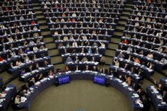 Kontrola stahování a platby médiím. Europoslanci schválili reformu práv na internetu