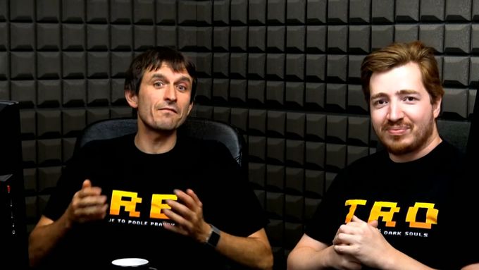 Pavel Dobrovský (nalevo) a Jan Olejník vytváří let's play videa, ve kterých oživují a komentují staré hry.