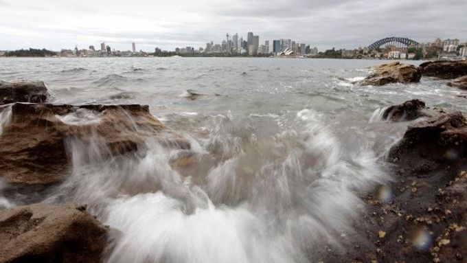 Vlny omývající záliv největšího australského města Sydney.