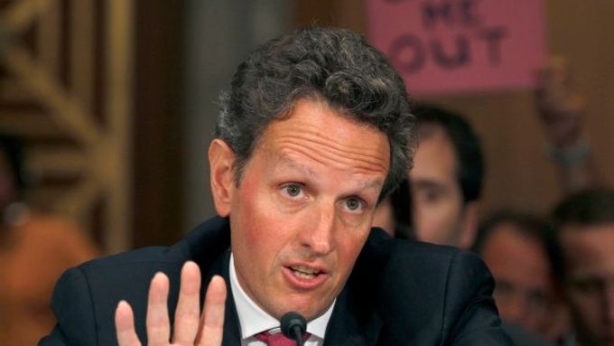 Vykupte (také) mě, hlásá transparent za Geithnerem.