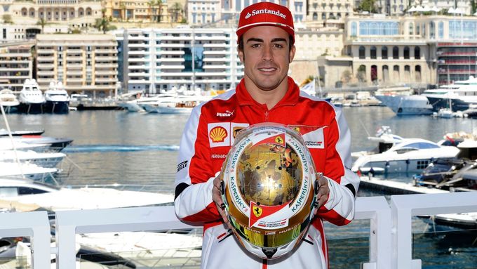 Fernando Alonso se drží luxusní tradice Monaka a letos si přivezl unikátní zlatou helmu.