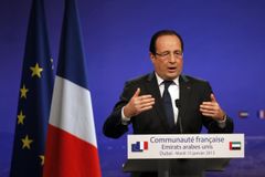 French President Francois Hollande gestures as he addresses the French community ahead of his departure from the United Arab Emirates, at the Bustan Rotana hotel in Dubai, January 15, 2013. France will wrap up its intervention in Mali and pull its forces out once the West African country has returned to being stable and safe with a solid political system, Hollande said on Tuesday. REUTERS/Jumana ElHeloueh (UNITED ARAB EMIRATES - Tags: POLITICS) Published: Led. 15, 2013, 4:10 odp.