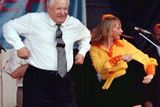 Zemanova otočka na červeném koberci není nic proti tomu, co prováděl během ceremonií někdejší ruský prezident Boris Jelcin. To byla zcela neřízená střela, kterou muselo jeho okolí neustále pacifikovat.