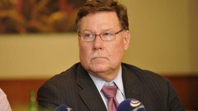 Pod insolvenčním návrhem je podepsán Ronald Adams, bývalý šéf Tatry.