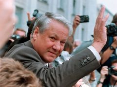 Ruský prezident Boris Jelcin na snímku z 20. srpna 1991, kdy se během puče postavil za Michaila Gorbačovova.