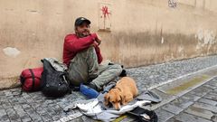 Bezdomovec Pepa, žebrání se psy