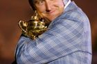"Je můj, nikomu ho nedám..." jakoby si říkal Ian Poulter. Tento anglický golfista byl jedním ze strůjců anglického vítězství. Celkem se podílel na čtyřech bodech Evropy.