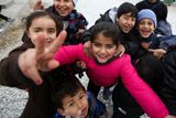 Radující se syrské děti v záchytném uprchlickém centru na jihu Makedonie.