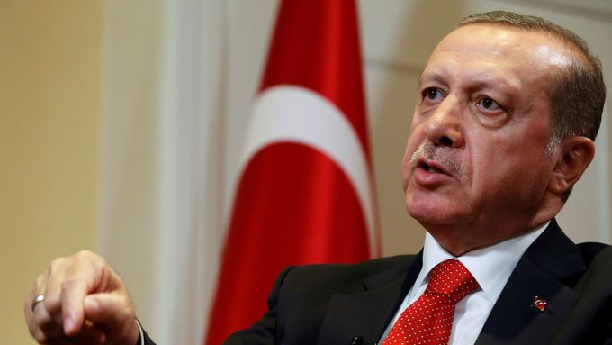 "Právě se dopouštíš nacistických praktik," adresoval Erdogan kancléřce.