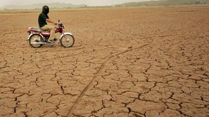 Ve světě je dostatek vody pro domácí užití i pro zemědělství nebo průmysl. Problém je, že mnoho lidí, většinou ti chudí, jsou systematicky znevýhodňováni, uvádí zpráva OSN.