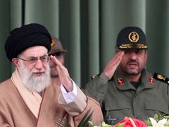 Chameneí (vlevo) převzal roku 1989 vůdčí žezlo po Rúholláhu Chomejním. Zde s Mohammadem Alím Džafarím, šéfem Revolučních gard.
