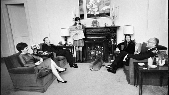 Rozhovor mezi vevyslancem USA Thompsonem (vlevo) a sovětským ambasadorem Dobryninem v rezidenci Spaso house v Moskvě v roce 1968. "Věc" už nefungovala.