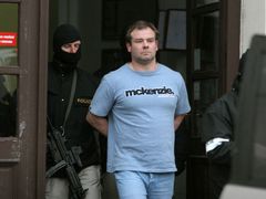 Miloš Šulej je eskortován do vazební věznice na Pankráci.