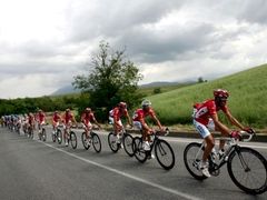 Peloton závodníků během páte etapy Giro d'Italia.