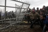 Uprchlíkům, kteří se tísní na řecko-makedonské hranici, se v pondělí ráno podařilo prolomit plot u přechodu Idomeni-Gevgelija.
