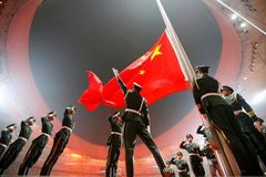 Čínská realita mimo stadiony: Policejní razie a strach