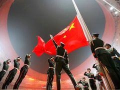 Vyvěšování čínské vlajky při zahájení olympiády v Pekingu.