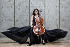 Česká filharmonie koncertuje s cellistkou Weilersteinovou. S Bělohlávkem jsme zpívali, vzpomíná