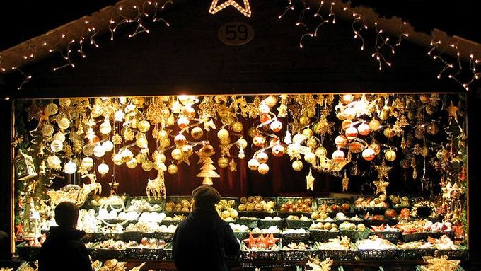 Ve Vídni vládne pravá vánoční atmosféra. Návštěvníci trhů zde mohou koupit vše od ozdob po oblečení či hračky.