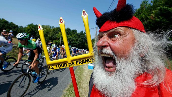 El diablo patří k Tour de France už dvacet let. Podívejte se i na další bláznivé převleky a fanoušky.