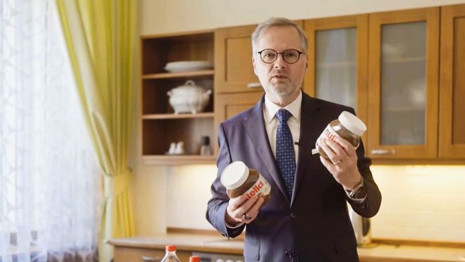 Premiér Petr Fiala na videu porovnává ceny v českých a německých obchodech.