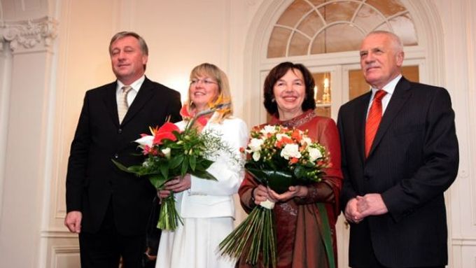Prezidentský pár přivítal v Lánech manžele Topolánkovi.