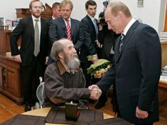 Solženicyn oceňoval bývalého ruského prezidenta Putina za to, že se mu podařilo obnovit vliv země ve světě. V roce 2007 ho prezident navštívil v jeho domově poblíž Moskvy