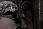 Izraelští vojáci operují v tunelu pod nemocnicí Šífa v Pásmu Gazy.