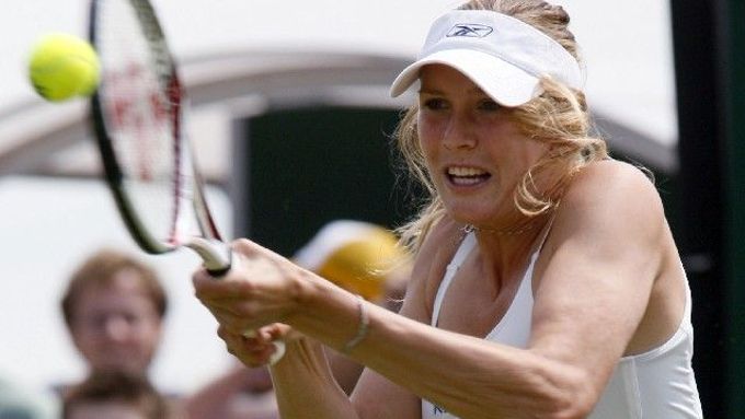 Nicole Vaidišová v zápase prvního kola Wimbledonu proti Zuzaně Ondráškové.
