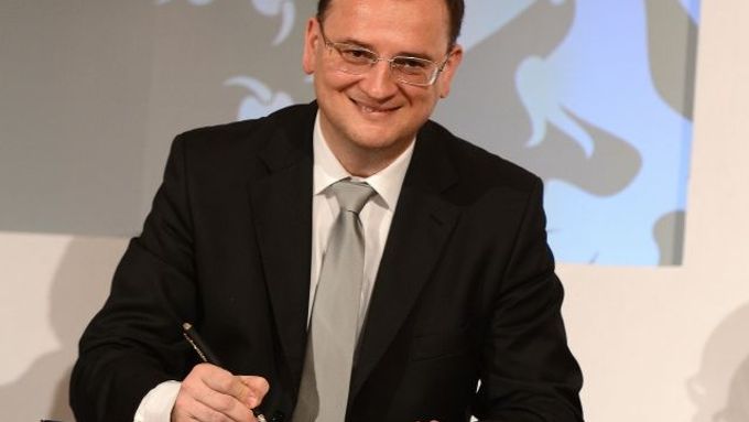 Dobrá reklama? Petr Nečas podepisuje vstup do druhého důchodového pilíře, 21. května 2013.