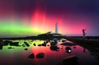 Whitley Bay, Británie: Polární záře rozzářila noční oblohu nad majákem svaté Marie na severovýchodním pobřeží Anglie.