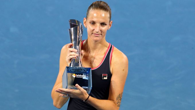 Karolína Plíšková s vítěznou trofejí na turnaji v Brisbane 2019.