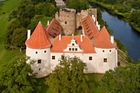 Na základě česko-lotyšské dohody o spolupráci v oblasti kultury se na rekonstrukci hradu podílel tým vedený Miloslavem Hanzlem a Václavem Girsou.