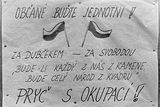 Dobový snímek vyvěšeného plakátu, který byl pořízen během srpnové okupace v roce 1968.