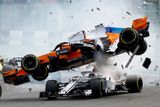 Fernando Alonso v McLarenu se ocitl ve vzduchu nad Sauberem Charlese Leclerca krátce po startu Velké ceny Belgie.
