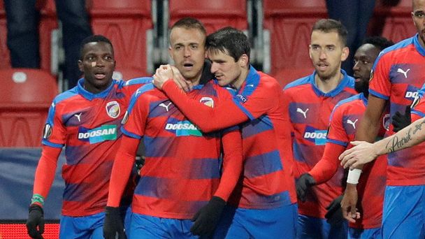 Hráči Viktorie slaví gól v zápase EL Plzeň - Dinamo Záhřeb