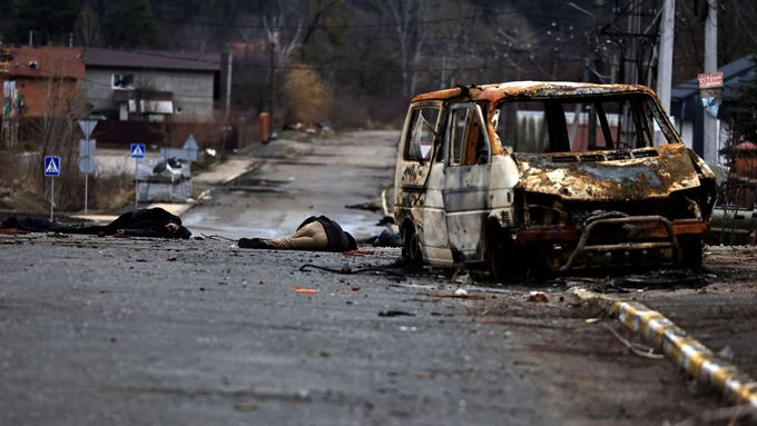 Fotografie z Buči, kde ruské jednotky zavraždily místní civilisty.