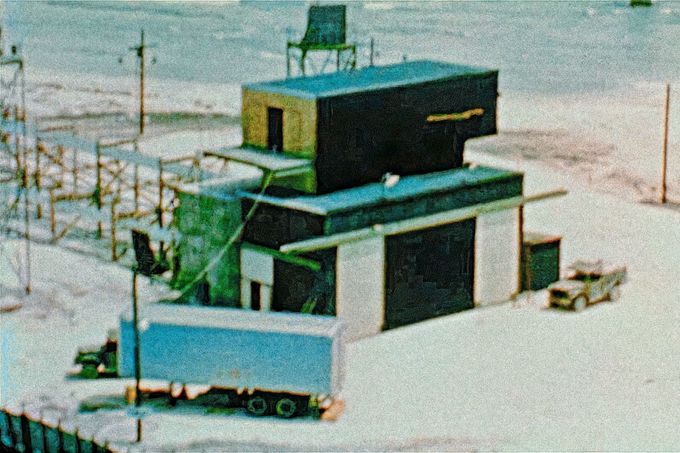 Testovací kabina pro odpálení zařízení SHRIMP vodíkové pumy, atol Bikiny, 1. březen 1954.