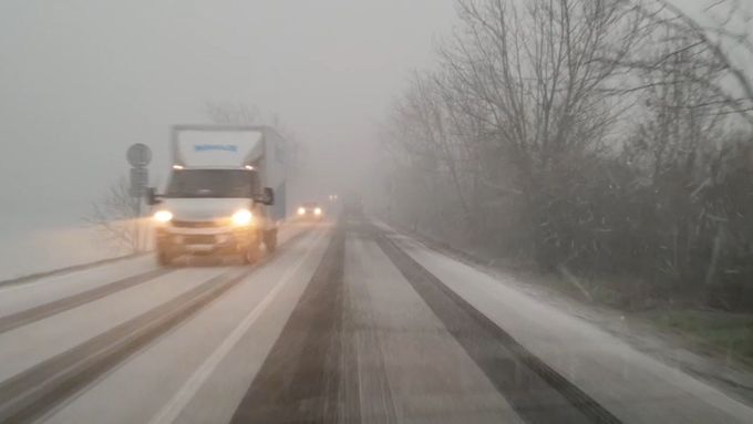 Vydatné sněžení komplikuje dopravu na českých silnicích. Záběry z Mělnicka a dálnice D8.