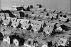 Letecký pohled na Oude Tonge v Nizozemsku 3. února 1953 po přílivové vlně, která způsobila ničivé záplavy v Holandsku a připravila o život přibližně tisíc lidí.