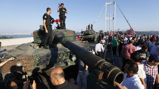 Na Bosporském mostě v Istanbulu se skupina vojáků vzdala policii.