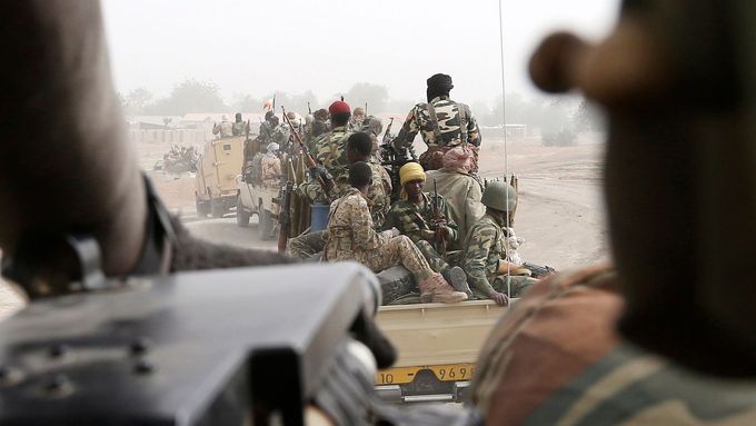 Čadští vojáci u frontové linie. Dělí je od jednotek Boko Haram.