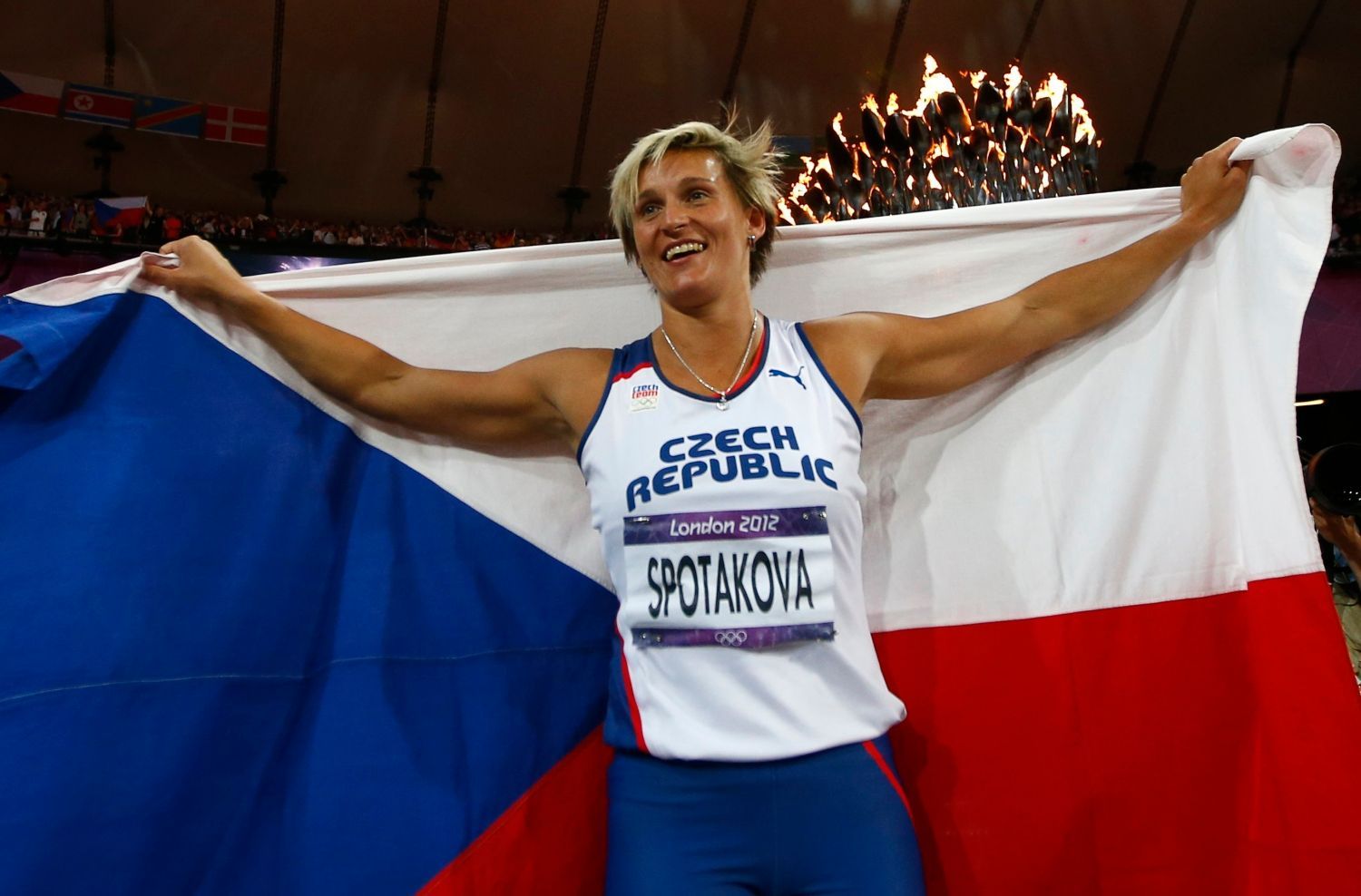 Česká oštěpařka Barbora Špotáková se raduje z vítězství na OH 2012 v Londýně.