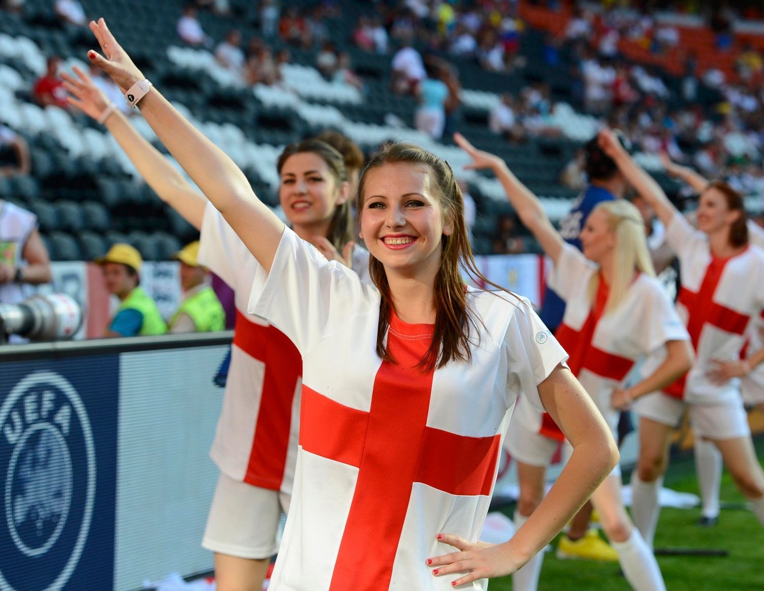 Anglické cheerleaderky před utkáním Francie - Anglie na Euru 2012