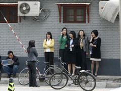Obyvatelé Pekingu vyběhli z chvějících se budov do ulic.