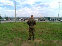 Ruský voják hlídá hranici.