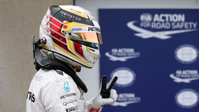 Lewis Hamilton slaví výhru v kvalifikaci na VC Kanady formule 1.