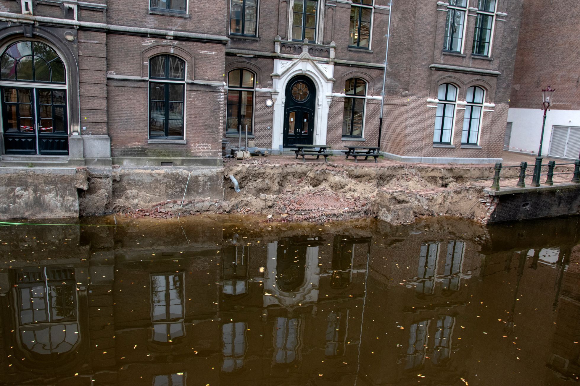 amsterdam holandsko vodní kanál zřícení propadnutí