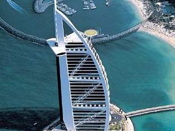 V SOUVISLOSTECH Dubajský luxusní hotel Burj Al Arab