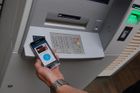 Bezkontaktní bankomat, platba mobilem - ilustrační foto